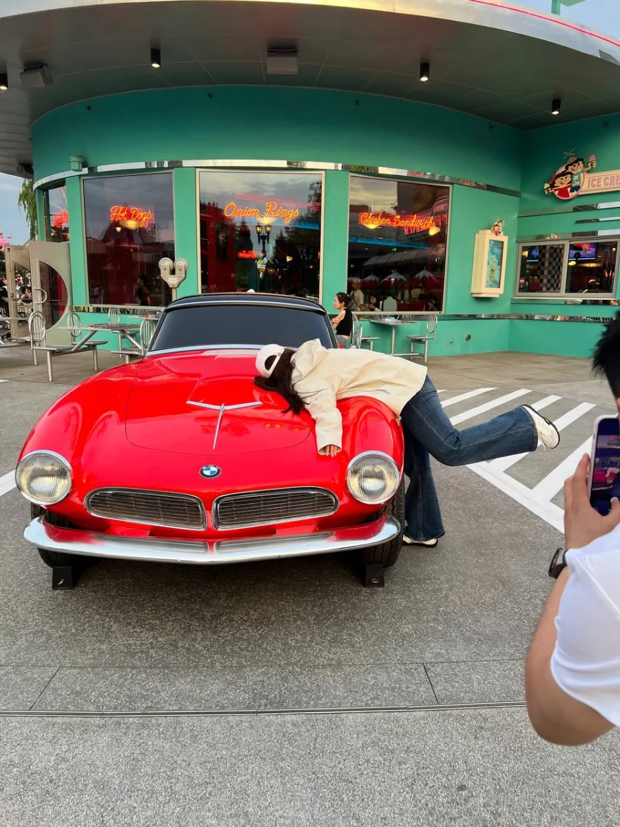 Красная машина у Mel's Drive-In в Universal Beijing