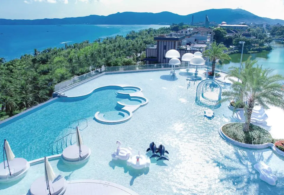 HUALUXE Sanya Yalong Bay Resort в бухте Ялунвань