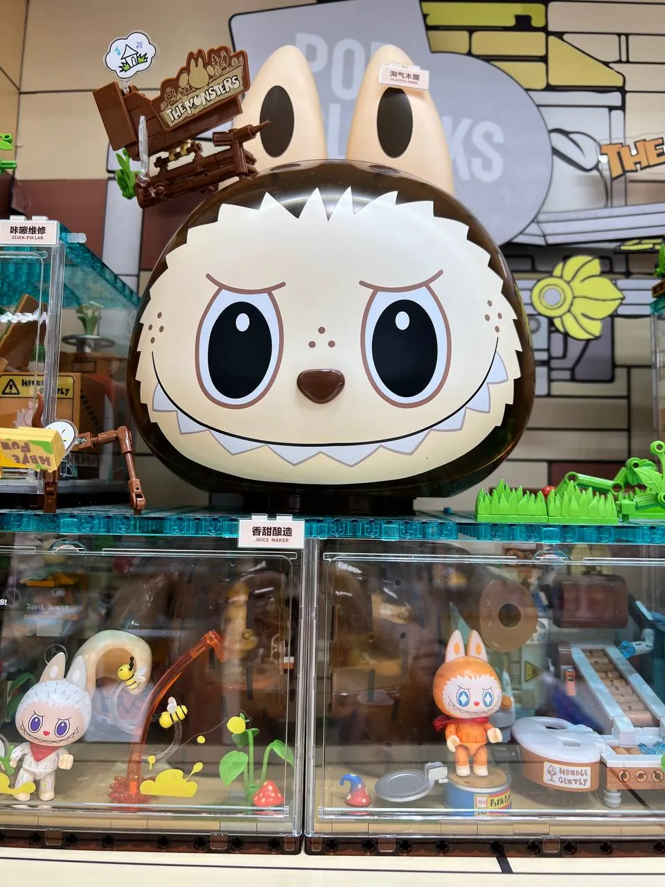 Фигурки Labubu в магазине Pop Mart