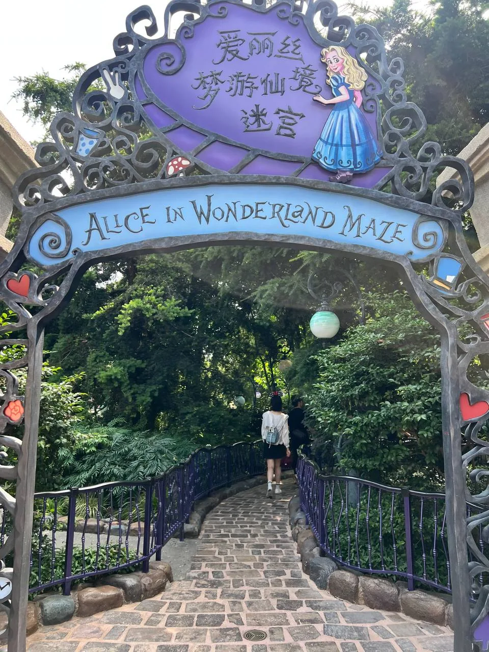 Вход в лабиринт Alice in Wonderland Maze в Shanghai Disneyland