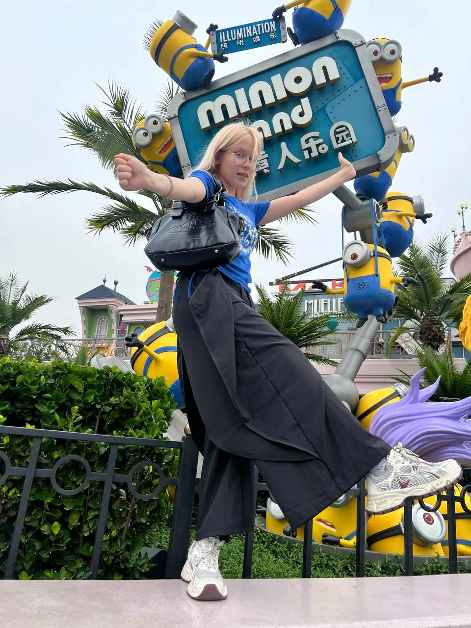 У вывески Minion Land в Universal Beijing Resort
