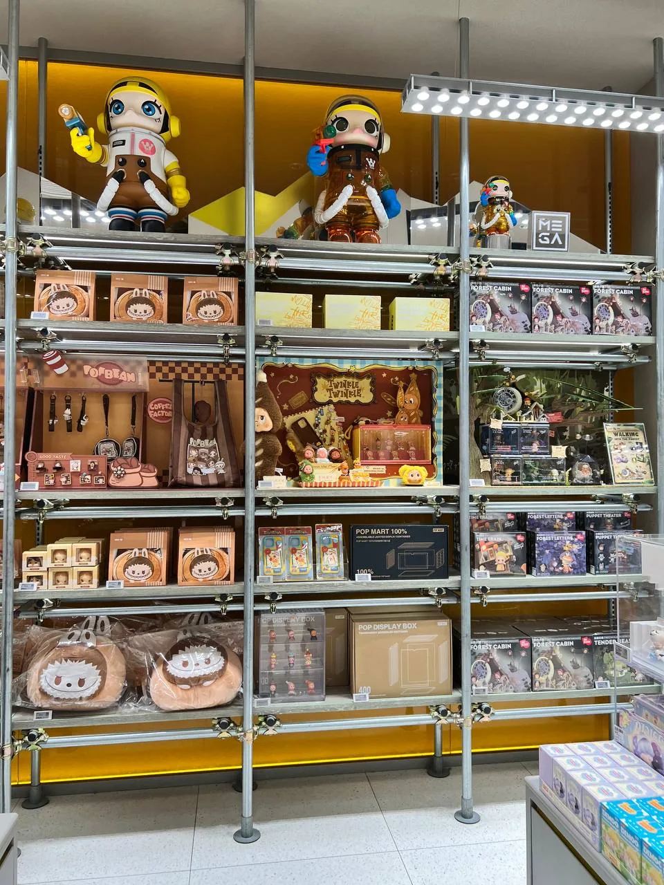 Полки флагманского магазина Pop Mart с фигурками Molly, Dimoo и наборами Forest Cabin